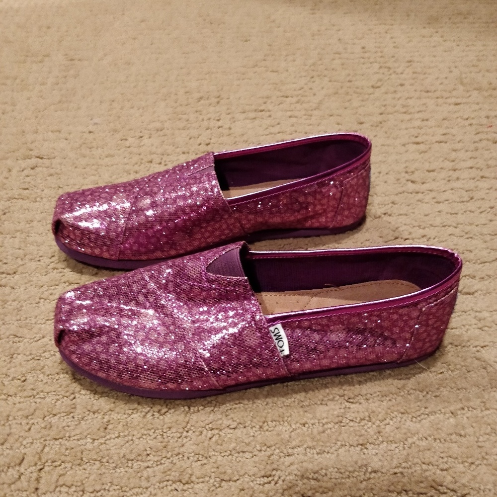 Toms new without box youth size 6